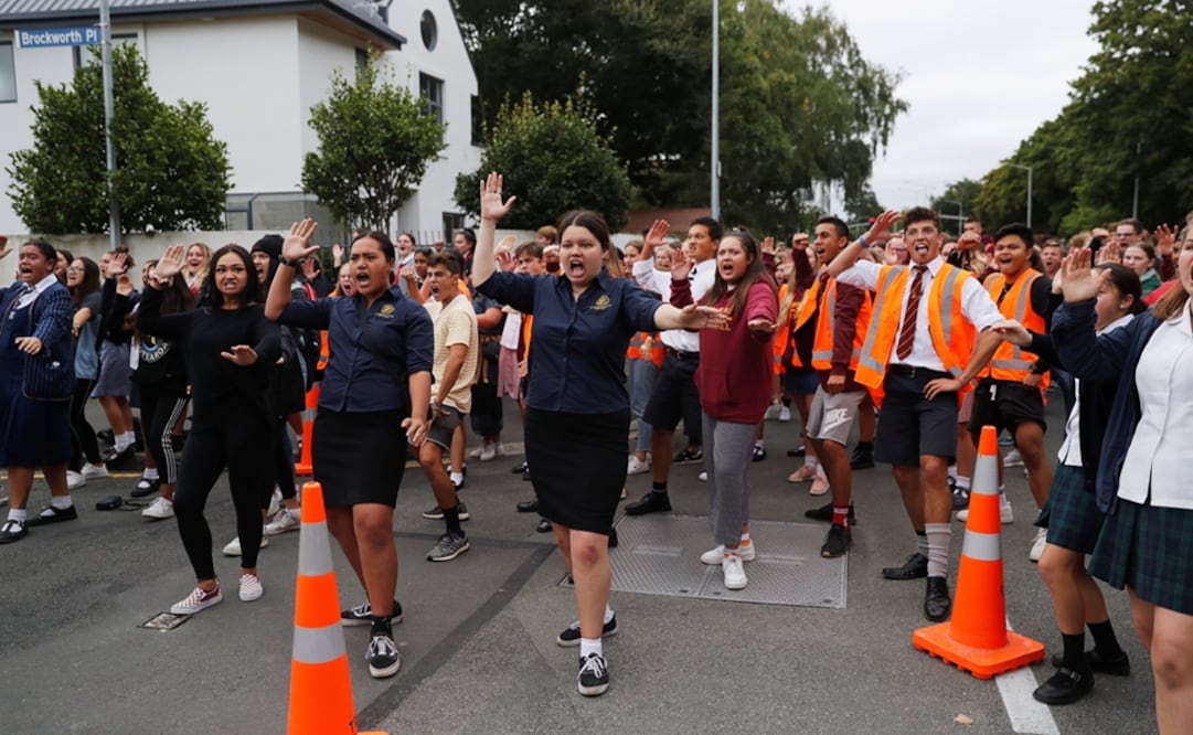 Los jóvenes de Christchurch han encontrado consuelo en una añeja tradición: la danza ceremonial maorí conocida como haka. Foto: Reuters