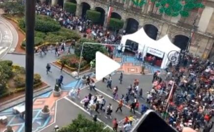 TikTok. Al ritmo de la “La Carencia”, estampida humana en el Zócalo para ver el desfile 