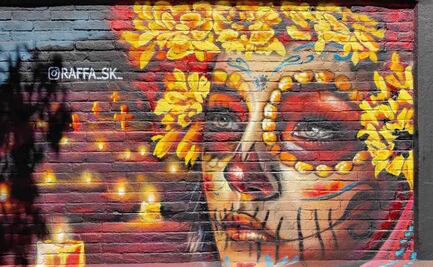 Artistas urbanos decoran la barda del Panteón de Xoco en la Benito Juárez; honran las tradiciones y el arte