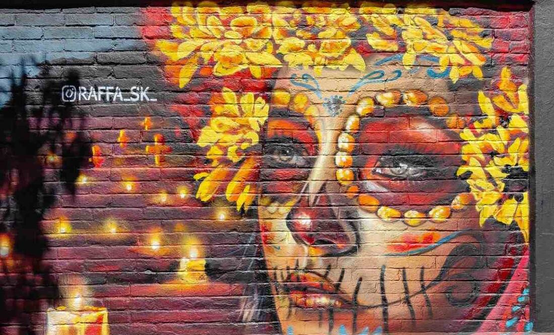 Artistas urbanos decoran la barda del Panteón de Xoco en la Benito Juárez (26/10/2025). Foto: Especial