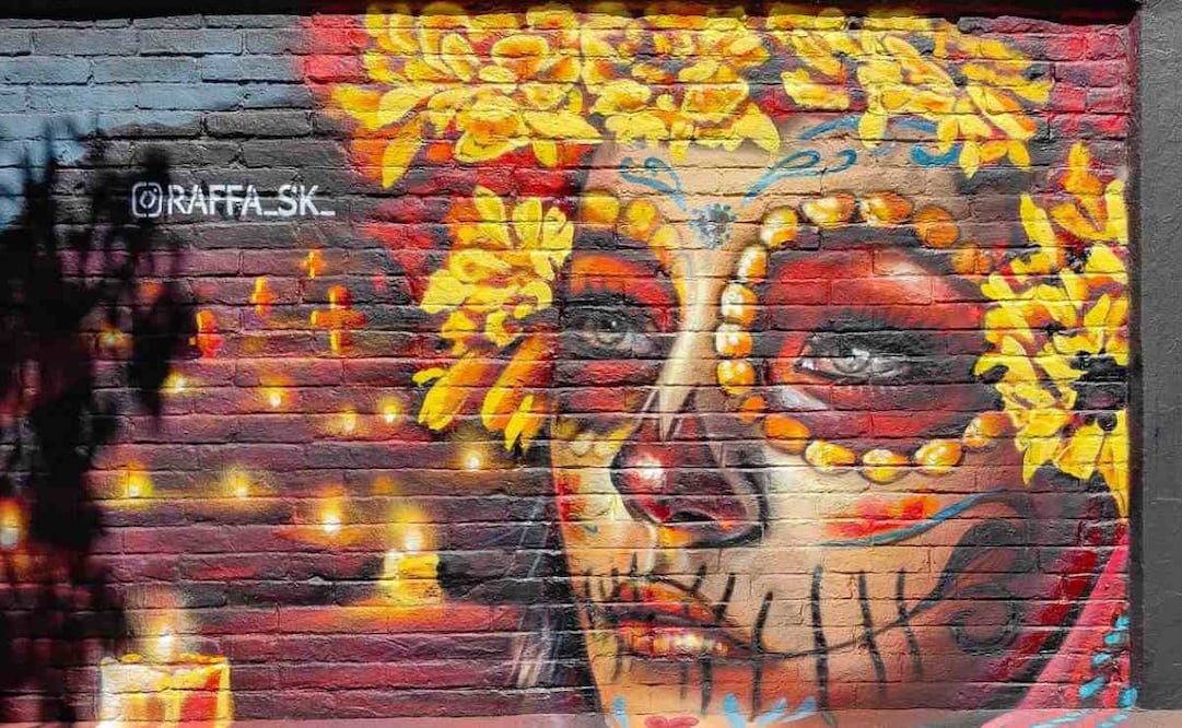 Artistas urbanos decoran la barda del Panteón de Xoco en la Benito Juárez (26/10/2025). Foto: Especial