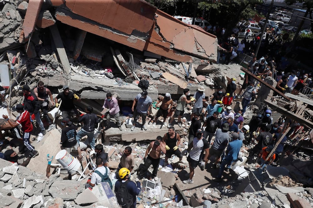 Voluntarios y rescatistas buscan entre los escombros de una edificación colapsada en Cali por el terremoto de magnitud 7.4 que sacudió Colombia. FOTO: ERNESTO GUZMÁN JR. EFE