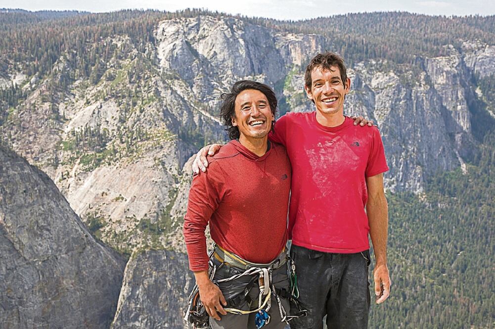 El director Jimmy Chin (izq.) con Alex (der.), quien se impuso al muro El Capitán en el Parque. Foto: NATIONAL GEOGRAPHIC
