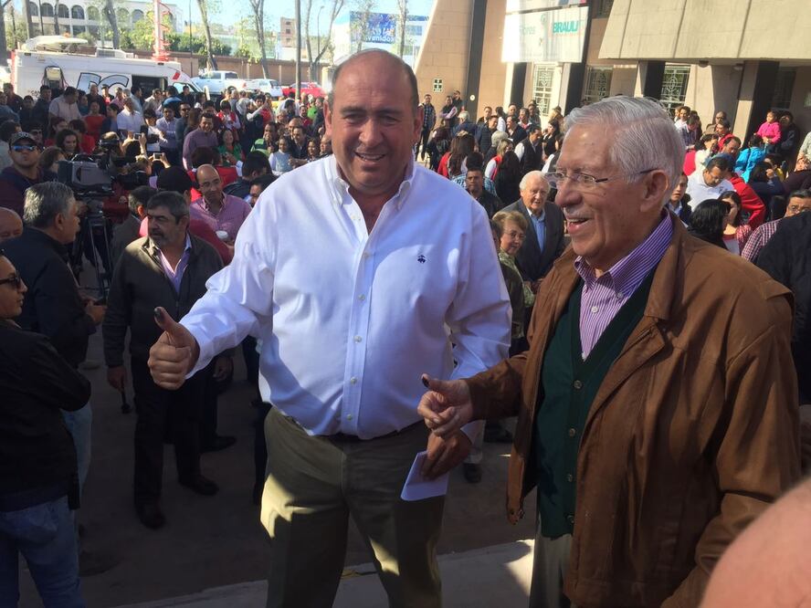 El gobernador Rubén Moreira Valdez, uno de los primeros en ir a emitir su sufragio, junto con el ex mandatario Eliseo Mendoza Berrueto