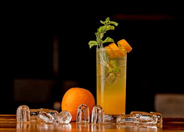 Prepara el coctel emblemático de Valencia