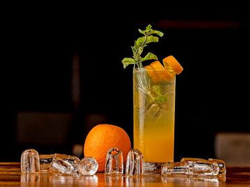 Prepara el coctel emblemático de Valencia