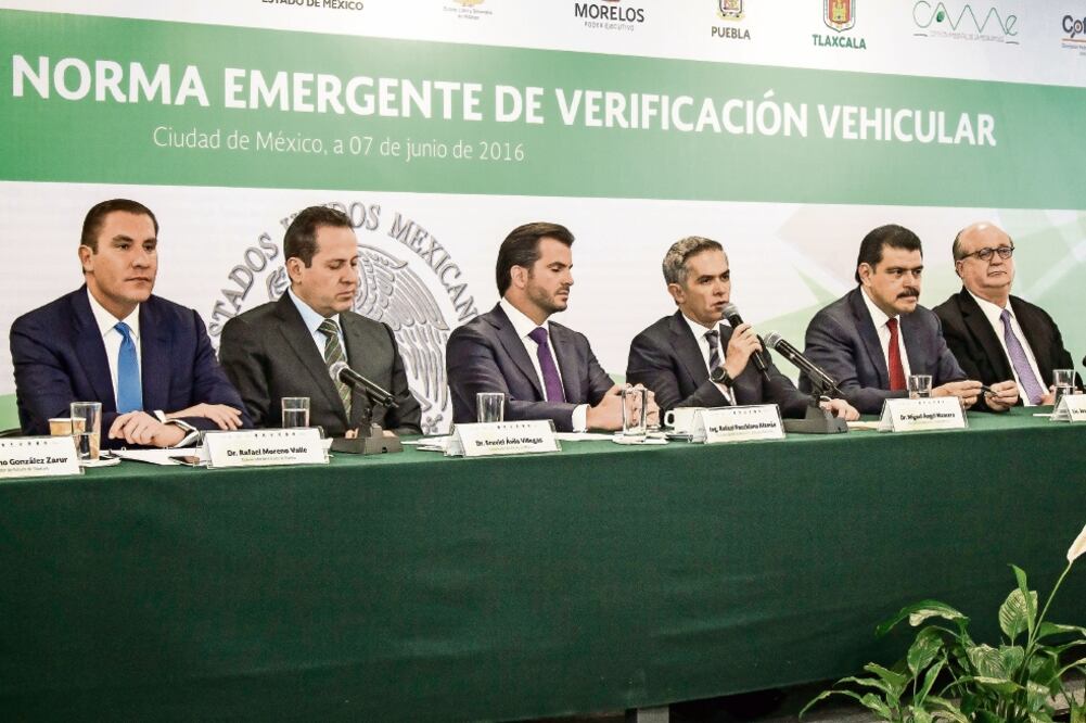 Rafael Pacchiano, secretario de Medio Ambiente y Recursos Naturales y jefes del Ejecutivo que integran la megalópolis anunciaron ayer la Norma Emergente de Verificacion Vehicular que entrará en vigor el próximo 1 de julio (ARELI MARTÍNEZ. EL UNIVERSAL)