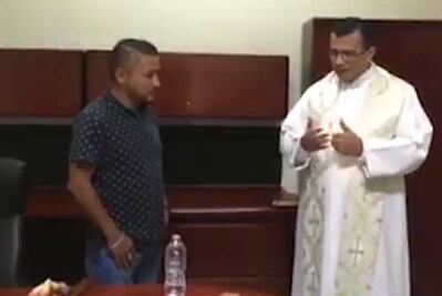 "El Mijis" bendice su oficina en Congreso de San Luis Potosí