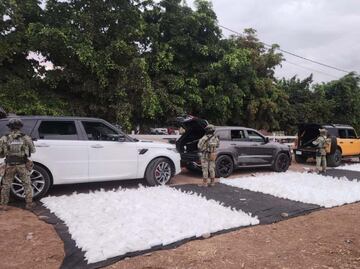 Aseguran vehículos cargados con metanfetamina en Sinaloa; resguardan rancho en donde los encontraron