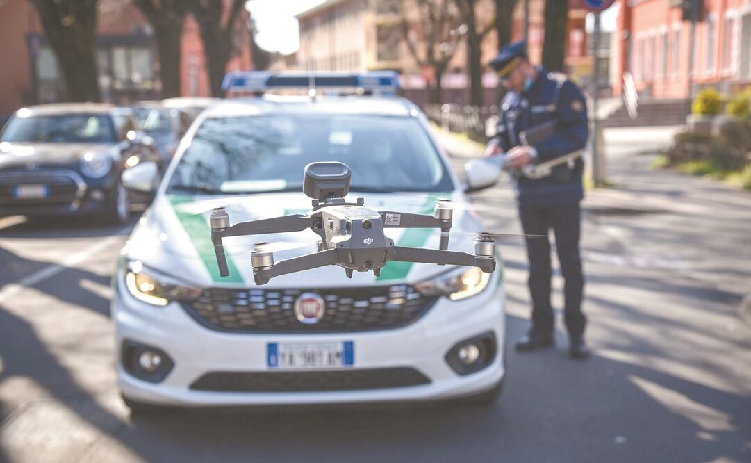 Policías y drones en Opera, cerca de Milán, se encargan de monitorear si los italianos están cumpliendo con la restricción de movimientos. Foto: MATTEO CORNER. EFE