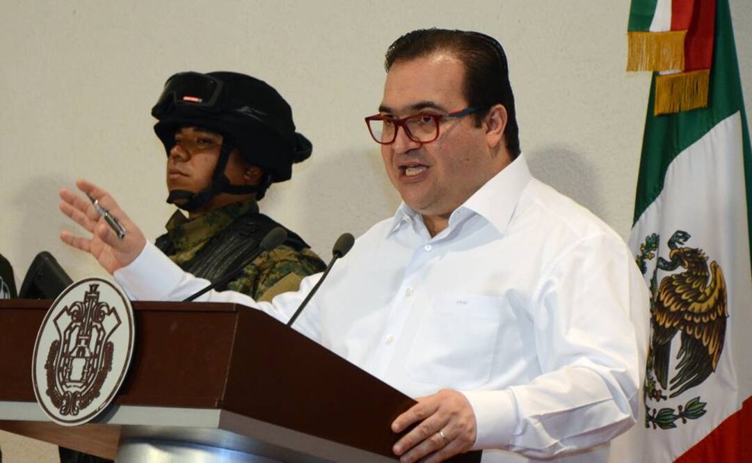El gobernador de Veracruz, Javier Duarte, es acusado de violar las constituciones federal y estatal.