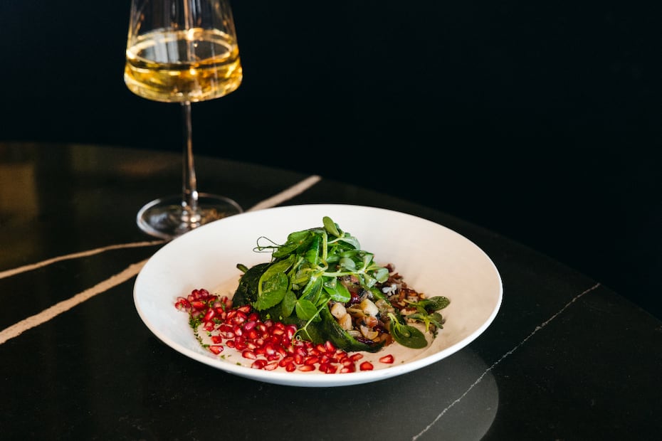 La propuesta principal es un chile en nogada al estilo Samos, elaborado con chile poblano tatemado relleno de short rib braseado y frutas. Foto: cortesía Samos
