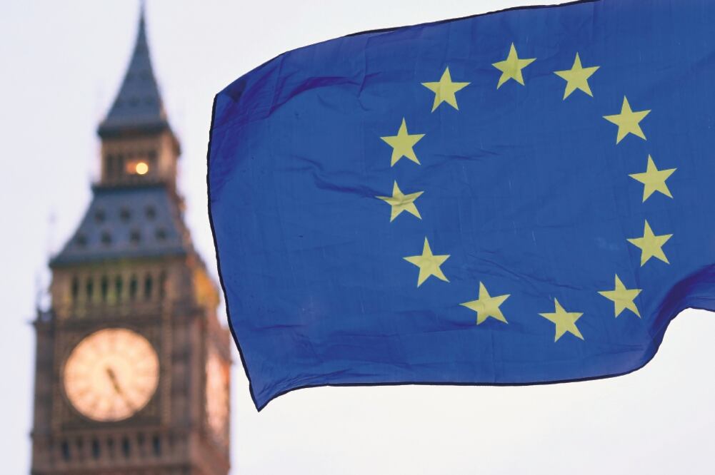 Una bandera de la UE ondea cerca del Big Ben en Londres. Una de las preocupaciones tras el Brexit es qué pasará con los europeos que viven en el país. (AFP. ARCHIVO)