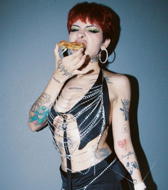 Cazzu estrena look para su nuevo sencillo "De Pari" 