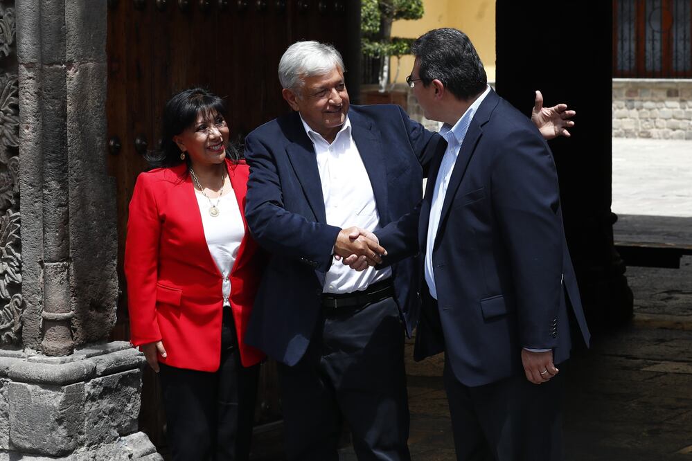 El presidente electo Andrés Manuel López Obrador, se reunió con el gobernador de Tlaxcala, Marco Antonio Mena y la alcaldesa de la ciudad Anabell Ávalos (YADIN XOLALPA. EL UNIVERSAL)