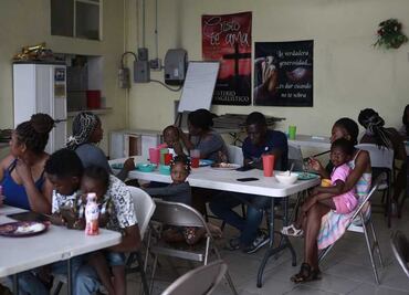 EU admite a cientos de migrantes en busca de un asilo en albergues de Tijuana