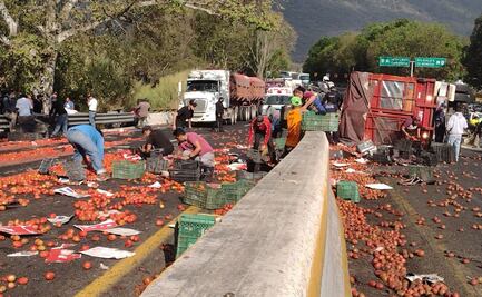 Rapiñan jitomate de camión volteado en Veracruz