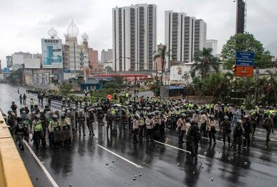 Policía dispersa a opositores en Caracas; van 6 muertos por marchas