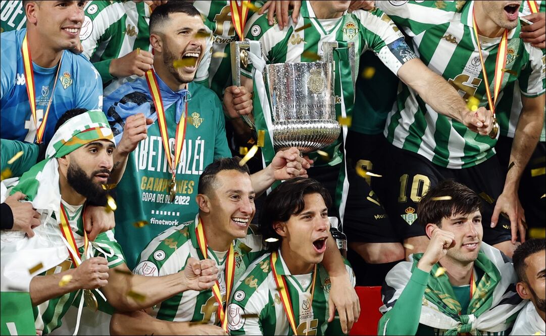 ANDRÉS GUARDADO Y DIEGO LAINEZ SON CAMPEONES DE LA COPA DEL REY CON EL BETIS - FOTO: EFE