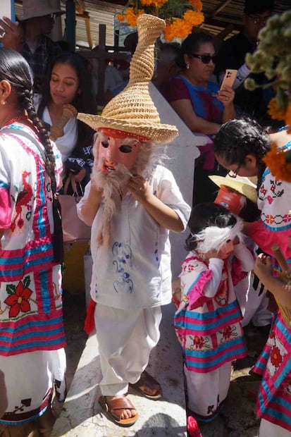 Huehuentones, los que unen con sombreros a vivos y muertos. Foto: Edwin Hernández/ EL UNIVERSAL