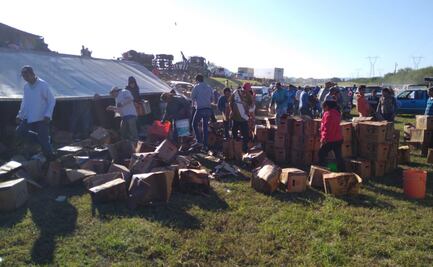 Vuelca tráiler con cerveza y hacen rapiña en Ciudad Victoria