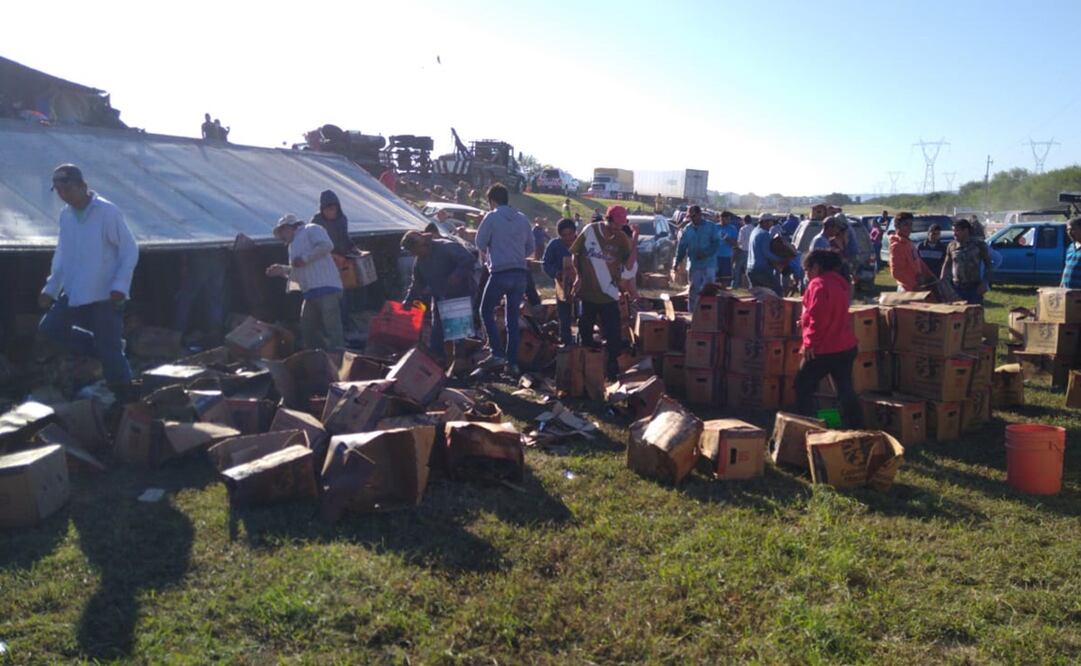 Los elementos policiales que llegaron al sitio nada pudieron hacer para evitar que las personas se llevaran la mercancía. Foto: Cortesía En Segundos