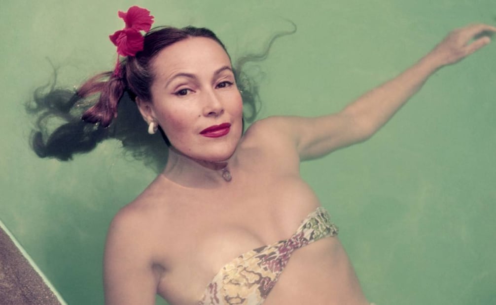 La estrella de cine mexicana Dolores del Río (1905-1983) flotando en una piscina en Acapulco, 1952. Foto: Slim Aarons/Hulton Archive/Getty Images.