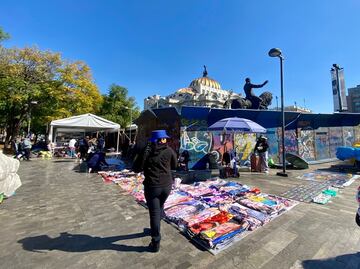 Comercio ambulante sigue ocupando la Alameda Central pese a cercos y presencia policiaca