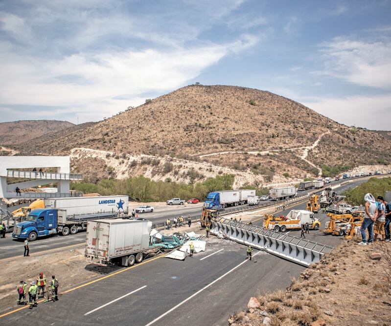 El pasado 22 de abril, un puente peatonal de la carretera Querétaro-San Luis Potosí se desplomó y cayó sobre un tráiler. Por fortuna no hubo personas lesionadas. Foto: ARCHIVO EL UNIVERSAL