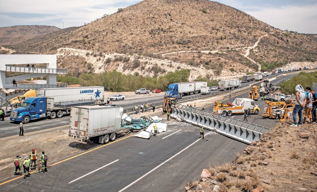 El pasado 22 de abril, un puente peatonal de la carretera Querétaro-San Luis Potosí se desplomó y cayó sobre un tráiler. Por fortuna no hubo personas lesionadas. Foto: ARCHIVO EL UNIVERSAL