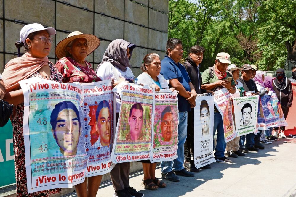 Padres de los normalistas desaparecidos de Ayotzinapa exigen castigo a los responsables y que se den a conocer los avances en el caso. Foto: Valente Rosas | El Universal