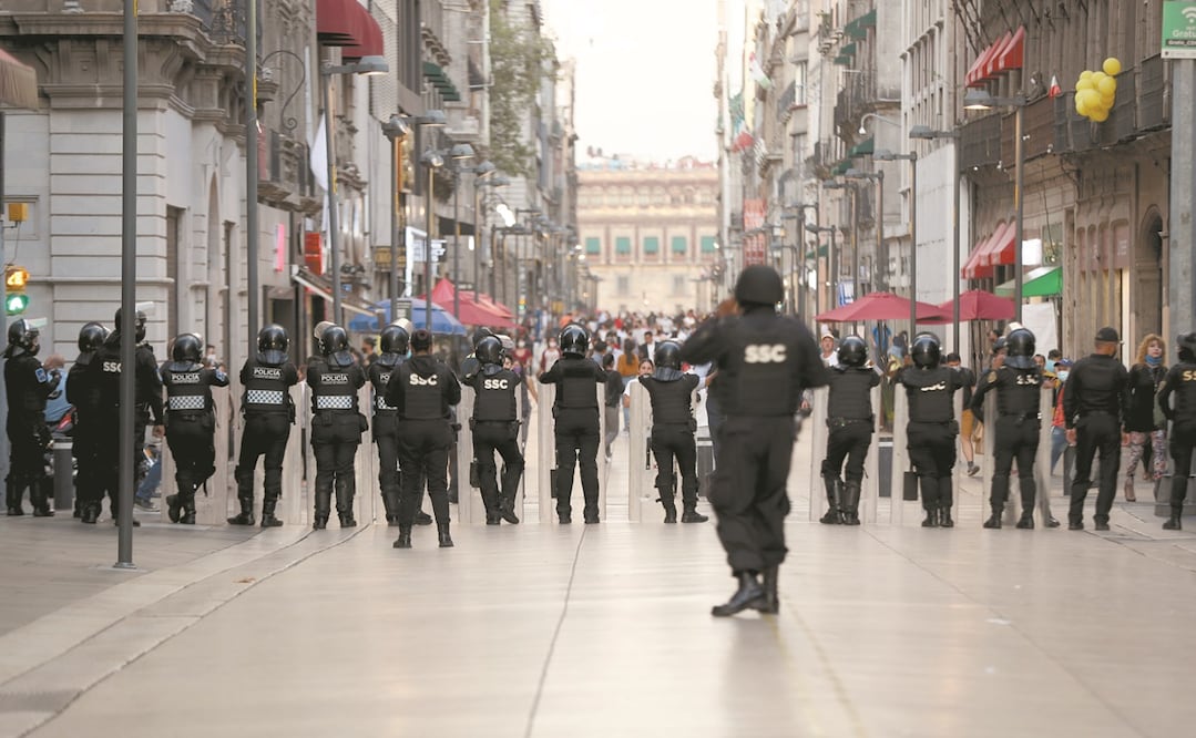 Uno de los operativos de la SSC se realizó en negocios de la Plaza Madero, del Centro Histórico. FOTOS: VALENTE ROSAS. EL UNIVERSAL