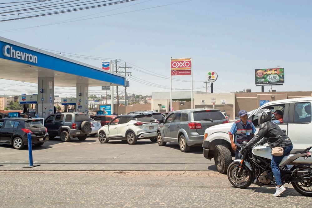 Largas filas se registraron para poder comprar gasolina; la venta se limitó a 20 litros por persona. Foto: de Amee Melo. El Universal
