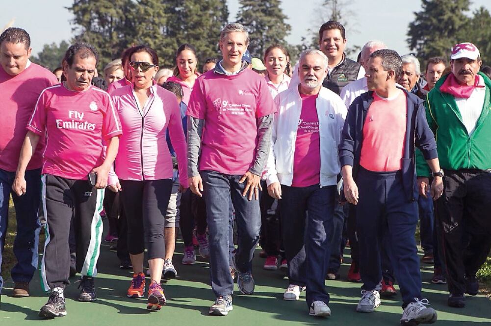 El gobernador participó en la Novena Caminata Estatal de Prevención de Cáncer de Mama. (ESPECIAL)