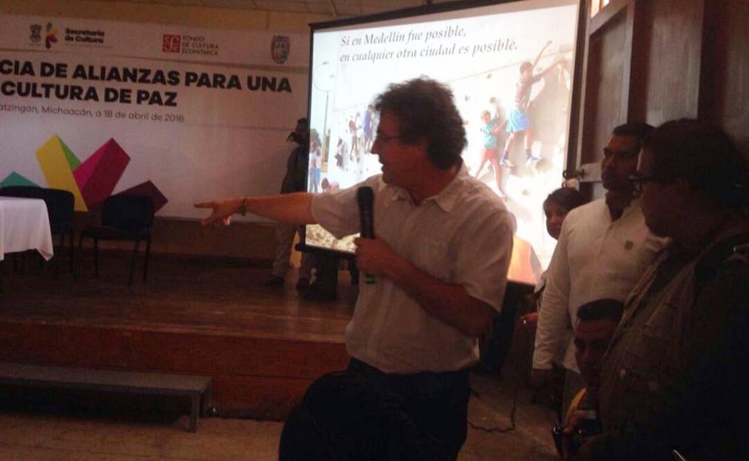 "Siempre me dicen que Mexico se está colombianizando. Tomémoslo en el lado positivo. Recuperemos nuestras experiencias por la paz", dijo el colombiano. (FOTO tomada de Twitter: @FCEMexico)