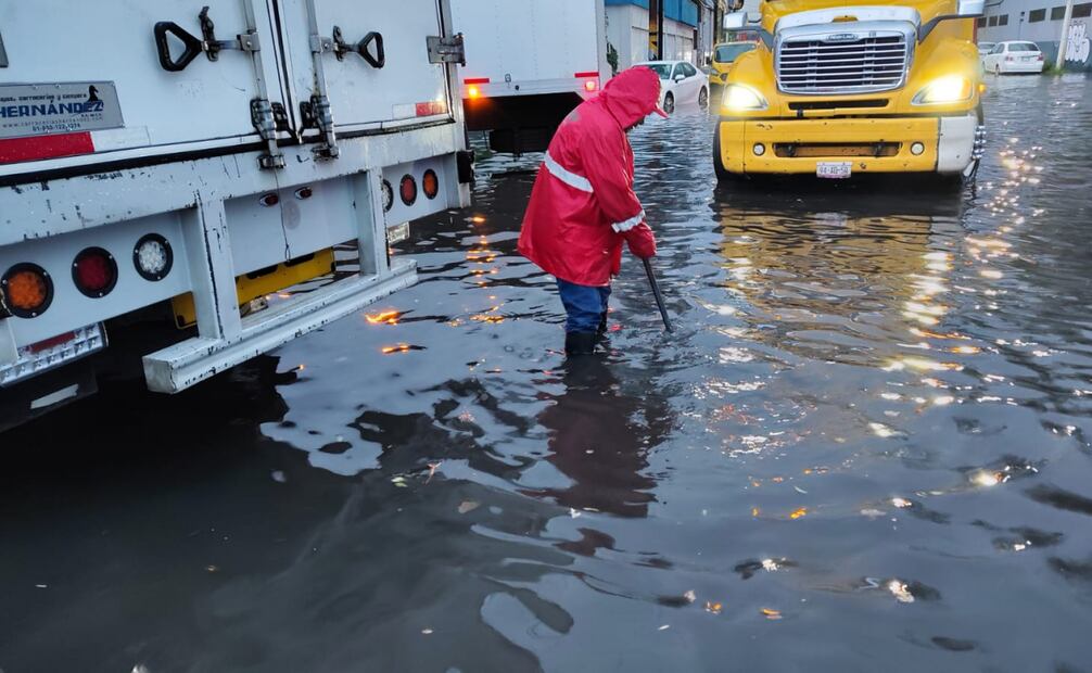 Protección Civil ayuda con las inundaciones. Foto: Especial