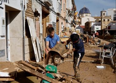 Pedro Sánchez comprende “sufrimiento” por inundaciones, pero critica violencia; rey Felipe pide entender “frustración"