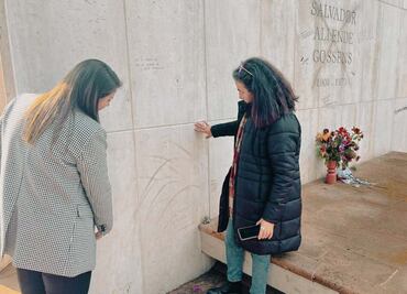 Vandalizan tumba de Salvador Allende; hombre en patineta se lleva una osamenta de cementerio en Chile
