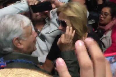 Adela Micha da efusiva bienvenida a AMLO en aeropuerto de Durango