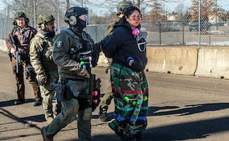 Denver prohíbe a agentes del ICE usar pasamontañas durante operativos; exige identificación visible