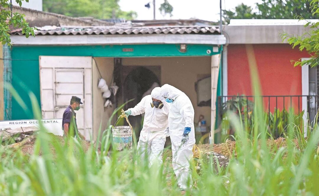 Científicos forenses, miembros de la Fiscalía General de la República y agentes, en el domicilio del expolicía Hugo Ernesto Osorio, capturado por miembros de la Policía Nacional Civil. Foto: Marvin Recinos/ AFP.