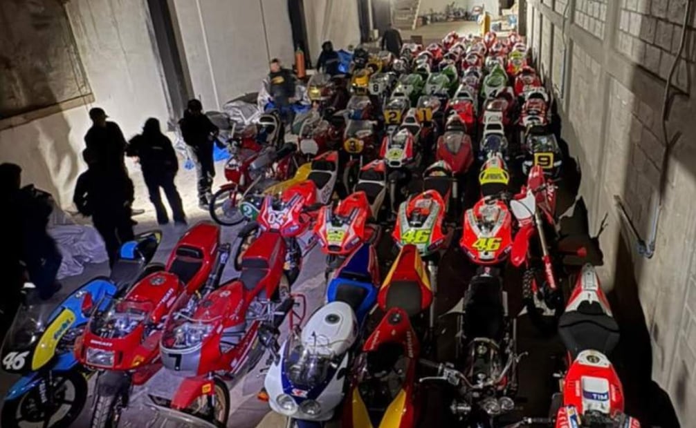 Aseguran 62 motos vinculadas a exatleta olímpico perseguido por el FBI (29/12/2025). Foto: FBI Los Ángeles