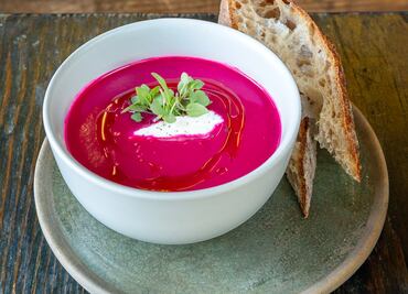 Prepara la crema de betabel de Micaela Miguel