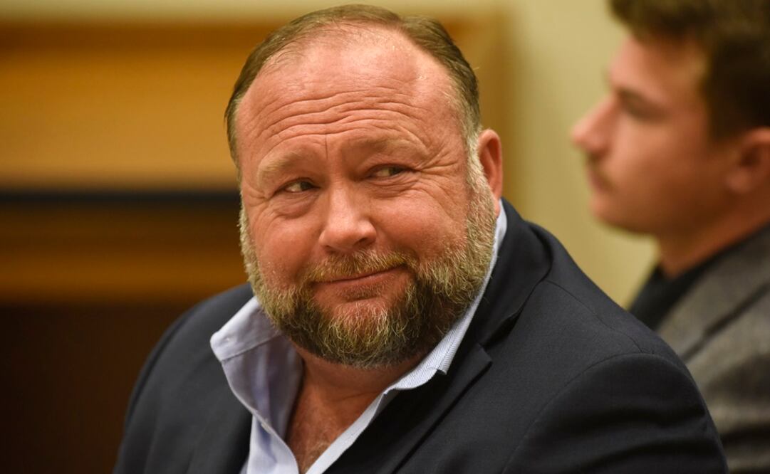 El fundador de nfowars, Alex Jones, comparece ante el tribunal para testificar durante el juicio por daños y perjuicios por difamación de Sandy Hook. Foto: AP 