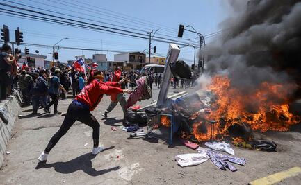 Manifestantes queman pertenencias de migrantes venezolanos en Chile