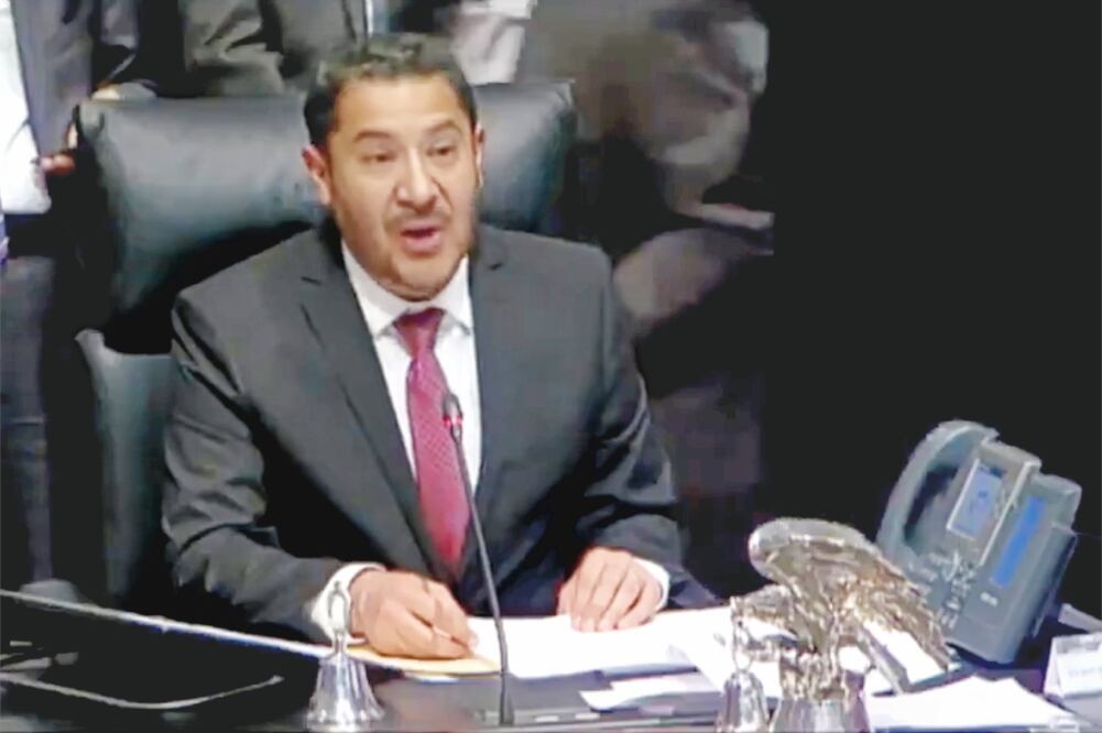 El presidente del Senado, Martí Batres, dio lectura al comunicado enviado por el fiscal General, Alejandro Gertz Manero, en el que indica los nombramientos de los titulares de la FEPADE y de la fiscalía contra la corrupción. Foto: TOMADA DE VIDEO