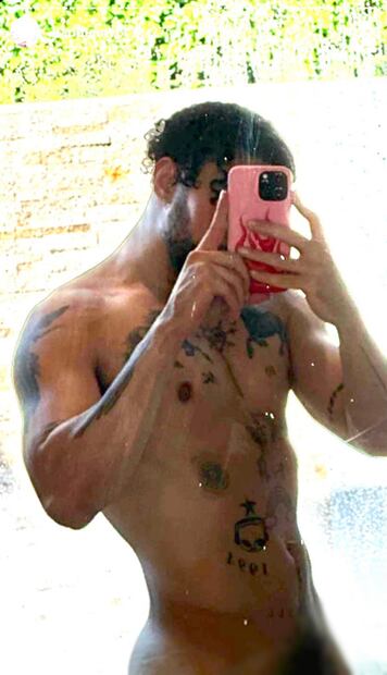 Bad Bunny  comparte  foto de su torso desnudo, a poco de haber archivado la mayoría de publicaciones de su cuenta de Instagram. 
Foto: Instagram