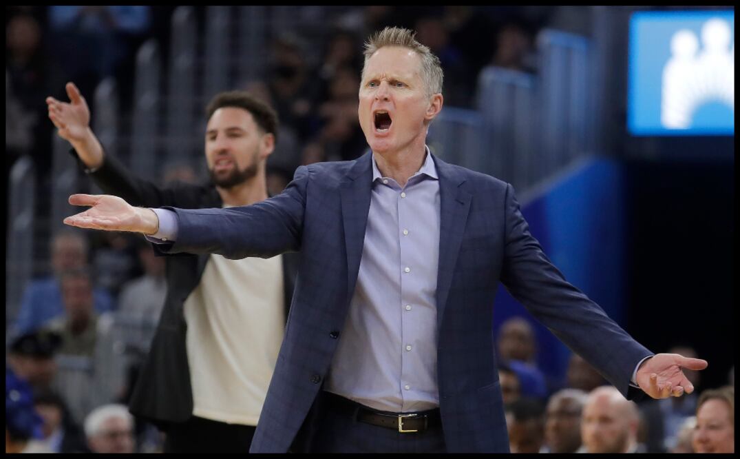 Steve Kerr, head coach de los Warriors, durante un partido esta campaña (AP).