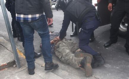 Se enfrentan manifestantes que se dirigían a INVEA con granaderos