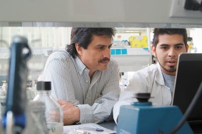 El científico mexicano Luis Herrera logra secuenciar el genoma del aguacate